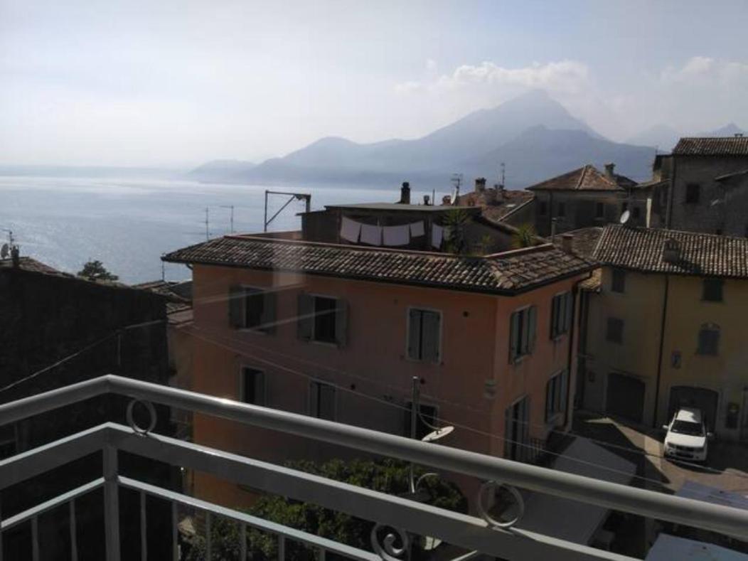 Apartamento Attico Nel Borgo Torri Del Benaco Exterior foto