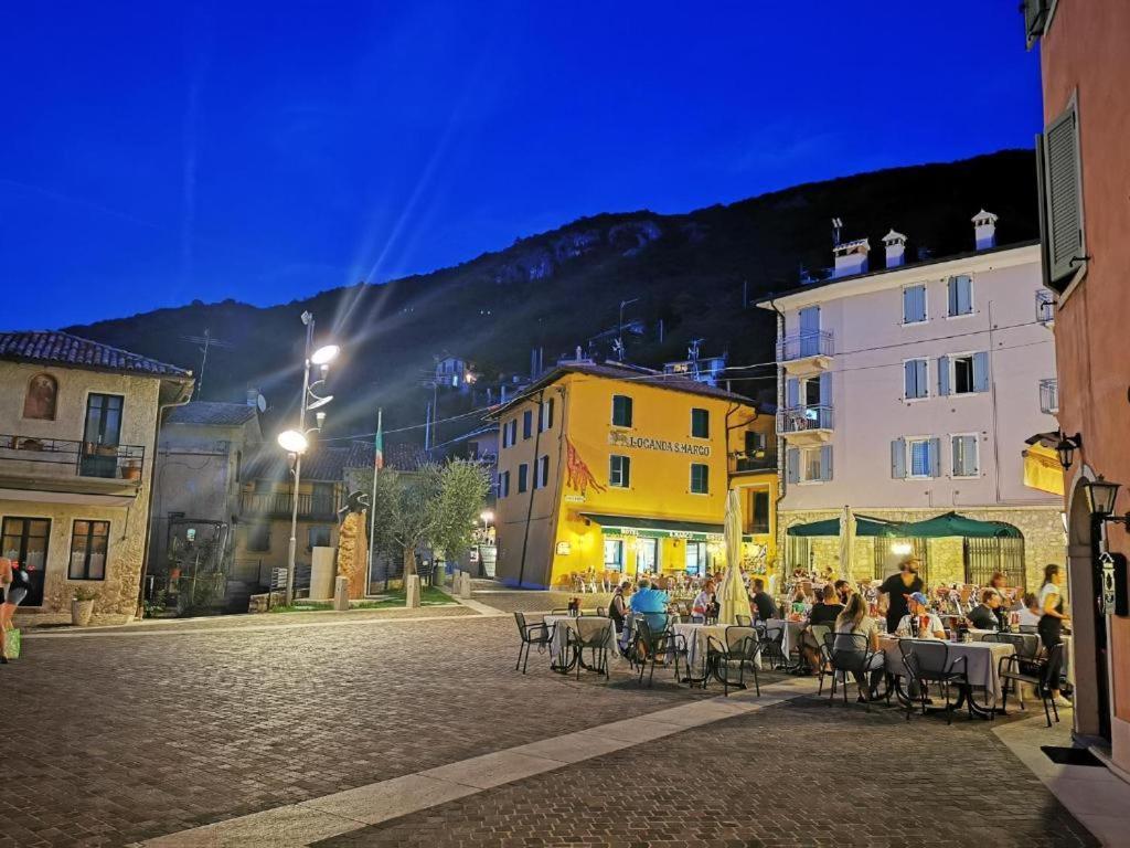 Apartamento Attico Nel Borgo Torri Del Benaco Exterior foto